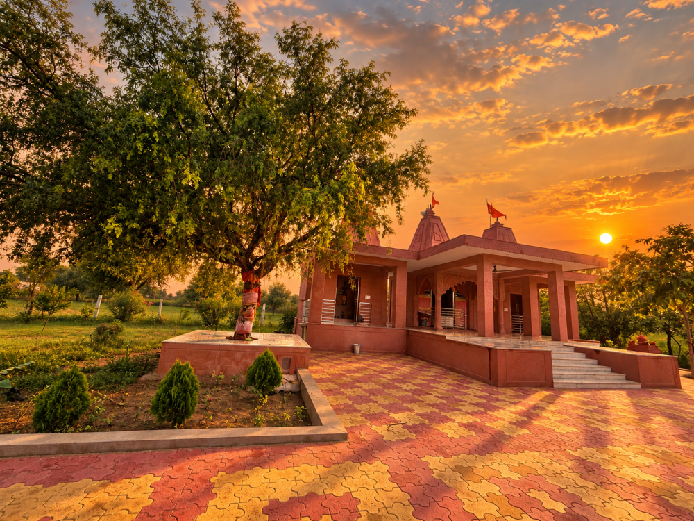 सूर्यास्त के समय श्री मोहनदास जी महाराज मंदिर, रूल्याणी धाम